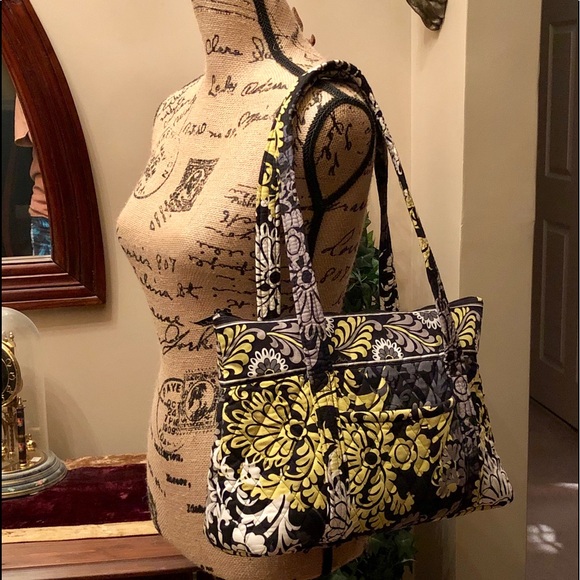 Vera Bradley Handbags - VERA BRADLEY Betsy shoulder bag in Baroque